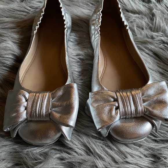 Tory Burch Silver Divine Bow Driver Ballet… - Picture 1 of 6